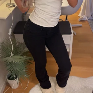 Lågmidjade Levi’s 715 bootcut jeans - Köpta vintage, W26 L30, uppsprättade vid benen. Innerben ca 75cm