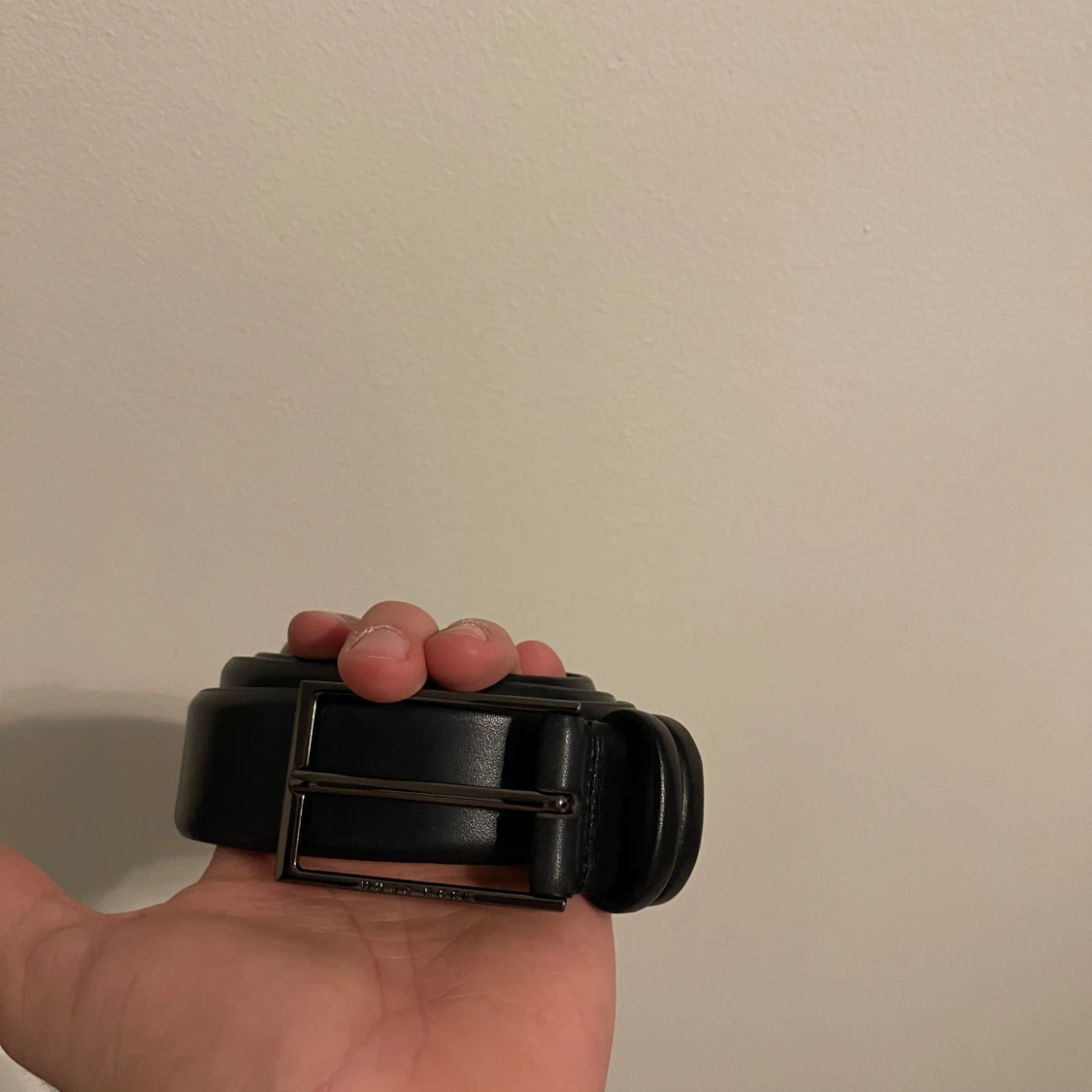 Svart skärp med metallspänne från Hugo Boss