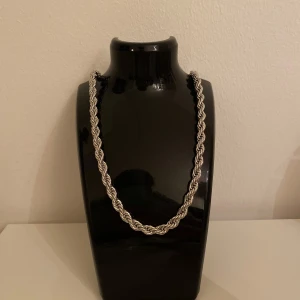 Cordell halsband silver  - Cordell halsband i rostfritt stål. 7 mm och 60 cm gör att det efterliknar en äkta guldkedja väldigt mycket! Tveka inte med att köpa dig en 😉