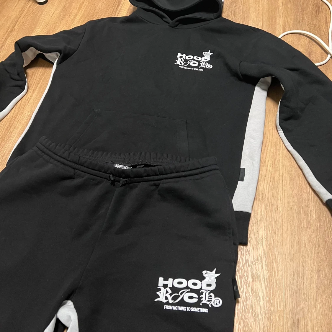 Svart och grå hoodie med byxor från Hoodrich - 91