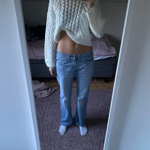 Lågmidjade jeans  - Midrise/lowrise jeans i fin ljusblå färg med slitningar. Midjemått: 40 cm ytterbenslängden 103 cm, straight dig😊