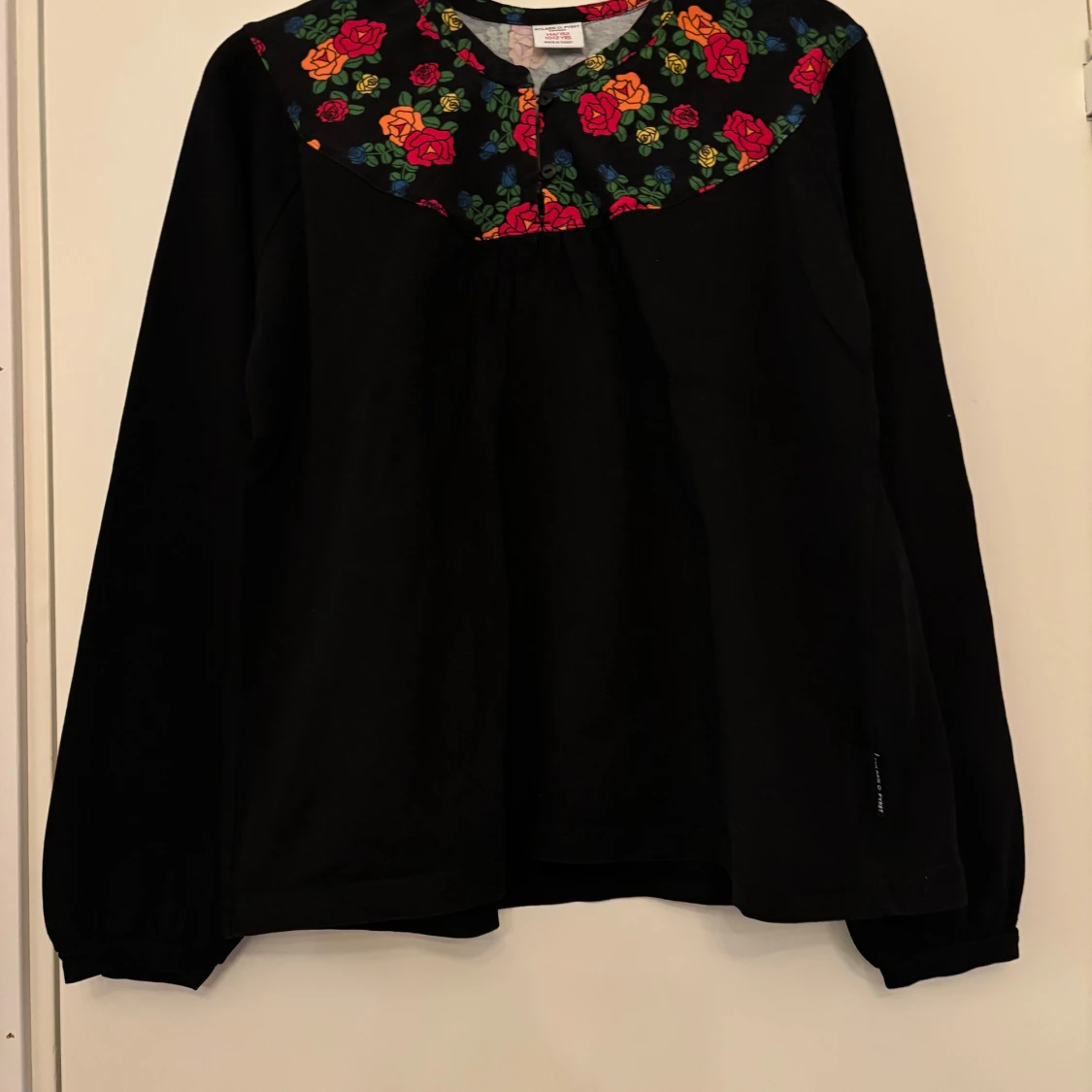 Svart tröja med blommigt mönster från Polarn O. Pyret