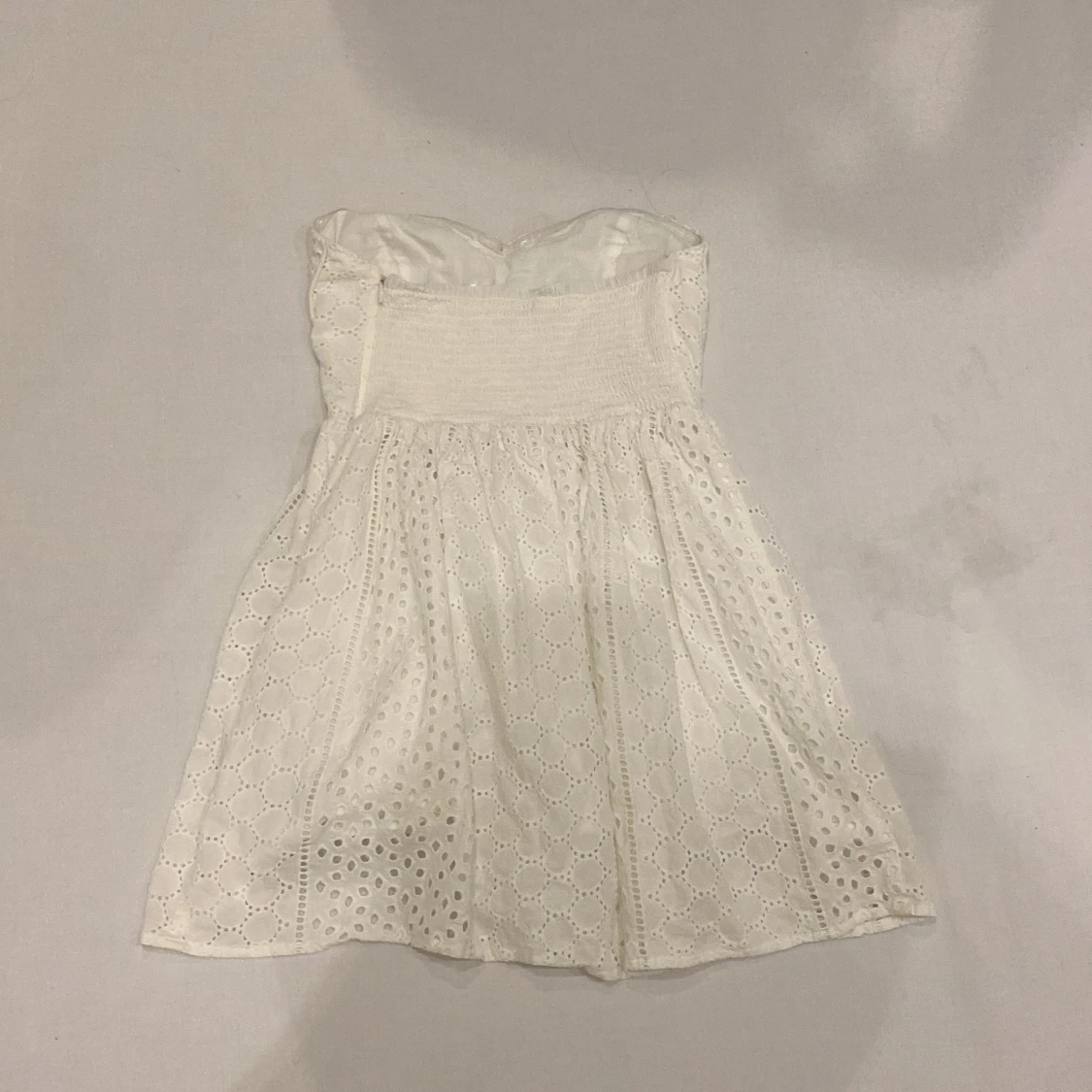 Vit axelbandslös klänning från Kimchi Blue - 1