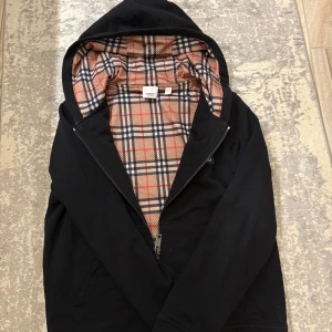 Burberry kofta  - Snygg svart zip up hoodie av burberry, ✅ (Skick 9/10) Använt få tal gånger👍 pris kan diskuteras🙌