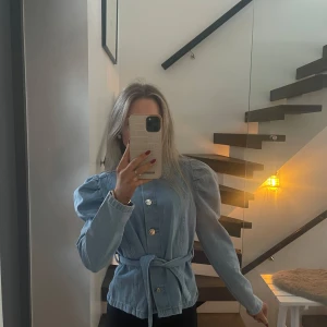 Jeans blus  - Super fin jeans blus. Nästan aldrig använd så i jätte bra skick💗💗