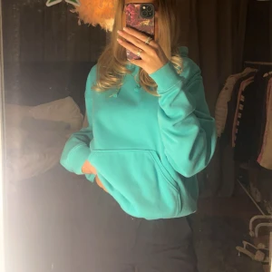 Turkos hoodie från Weekday - Säljer en snygg turkos hoodie från Weekday i storlek XS. Den är oversize i modellen så passar upp till M beroende hur man vill att den sitter. Rymlig huva med snören⭐️