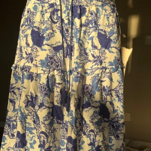 Lång volangkjol - Säljer då den inte är min stil längre, köpt från lindex för ca 400-500kr men tror ej den finns att köpa i butik längre, perfekt plagg till sommaren! Har du frågor eller funderingar kring pris så hör av dig!