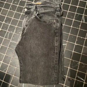 Svarta jeans från Levi's 502 - Snygga svarta Levi's jeans i modell 502. Klassisk design med 4:a fickor och blixtlås. Kan matchas till det mesta!