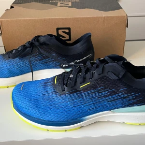 Salomon Sonic 4 Accelerate - Säljer ett par nya/oanvända Salomon Sonic 4 Accelerate löparskor. Skorna har slitstark sula med bra grepp. Perfekta för löpning och gym/sport! Pris kan diskuteras. 