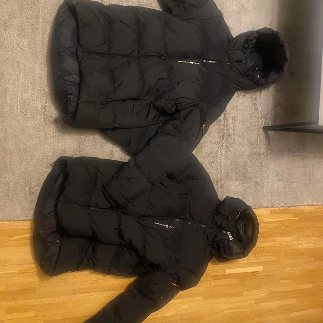 Svart dunjacka från Peak Performance