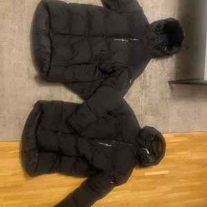 Svart dunjacka från Peak Performance - Säljer två svarta dunjacka från Peak Performance. Säljs i bunt vanligtvis men går att köpa en bara. Köper ni båda så kostar det 1800kr annars varnlig pris är 1000kr för bara en av dem 
