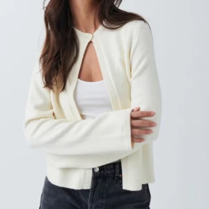 Vit kofta från Gina tricot  - Säljer en stilren vit kofta från Gina tricot. Har samma i grå också vid intresse. Mycket bra skick❤️