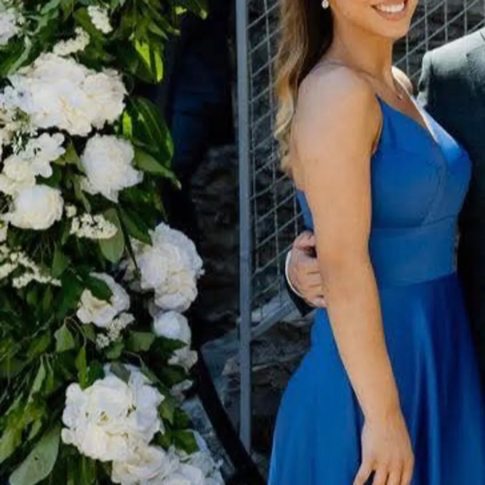 Säljer min klänning som jag använt 1 gång till ett bröllop! Köpt från Leutrodress, Helsingborg. Pris då: 2000 kr. Himmelblå färg 💙 Storlek 36, passar den som bär både XS/S. Fin öppen rygg! 💙. Mekot.
