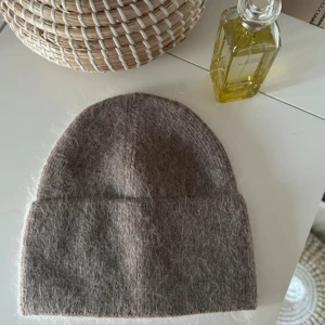 Brun mössa i Angora ullblandning  - Så fin mössa i angora ull blandning! Aldrig använd, endast testad och tagit bild. Inga fläckar eller slitage på något sätt. Jättefin och varm! Har ett par vantar som matchar snyggt till, gör gärna paketpris (priset i annonsen är endast mössa)🤍