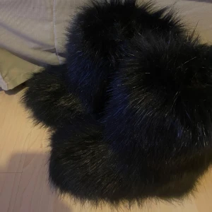 Fluff Skor - Svarta Fluff skor storlek 35/36. Nästan aldrig använda. Köpta för 431 kr. Pris kan diskuteras 