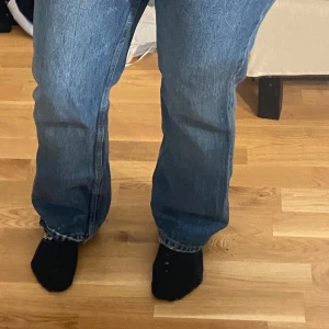 Blå jeans från Zara - Säljer blå jeans från Zara. De har en hög midja och knappar framtill. Pris kan diskuteras 