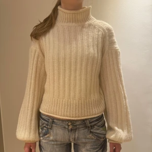 Vit stickad polotröja  - Så fin!! Passar perfekt till vardagen🤍🤍använd några få gånger, bra skick 