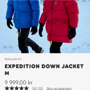 Blå dunjacka från Fjällräven - Säljer en blå dunjacka från Fjällräven! Jackan har en pufferdesign och är perfekt för kalla vinterdagar. Äldre modellen. 