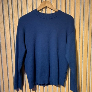 Blå stickad Zara - Säljer en stilren blå tröja från Zara. Den har en klassisk rund halsringning och långa ärmar. Perfekt för en avslappnad look. knappt använd och sitter snyggt. Finns lite lite nopprig kvar. Har du använt en noppermaskin så att den är fräsch och ny finns inga slitage inga riv eller hål defekter eller liknande. Kontakta mig om det är nånting så kan jag skriva.
