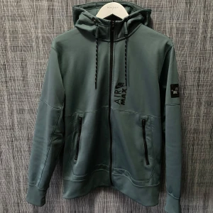 Zip tröja - Säljer nu denna feta Nike Air Max tröjan då den inte kommer till användning längre || skick 9/10, inga defekter den är som ny || nypris sett: 2000kr || hör av dig vid frågor eller funderingar! || mvh ||