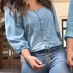 Blå blus - Säljer denna supersnygga blusen från Lindex, men en typ av jeans material😊