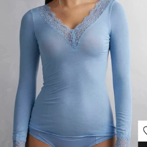 Ljusblå intimissimi tröja med spetsdetaljer - Snygg blå långärmad topp med v-ringad spetsdetalj. Perfekt för en stilren och bekväm look. Inga fläckar eller hål 🩵🩵 nypris 570kr