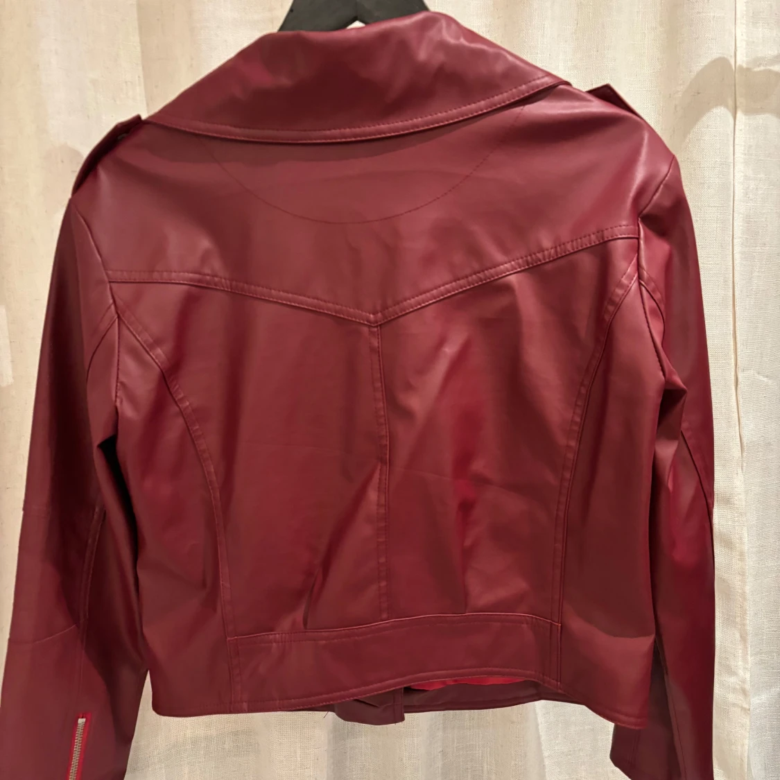 Vinröd skinnjacka med dragkedja - 91