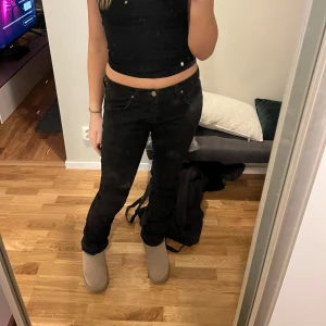 Svarta jeansbyxor - Snygga svarta lågmidjade Lee jeans med slitningar nedtill, passar mig som vanligtvis har S-M, jag är 170cm lång