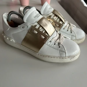 Valentino open - En par feta valentino opens i en guldig färg perfekta nu till efter vintern. Nypris ligger på runt 7 tusen mitt pris 1999. Skicket är 9-10, storlek 40,5 