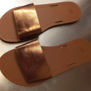 Bronsfärgade sandaler från H&M - Sandaler från H&M🤎 Perfekta för sommardagar och enkla att matcha med olika outfits. Helt nya, endast testade! 