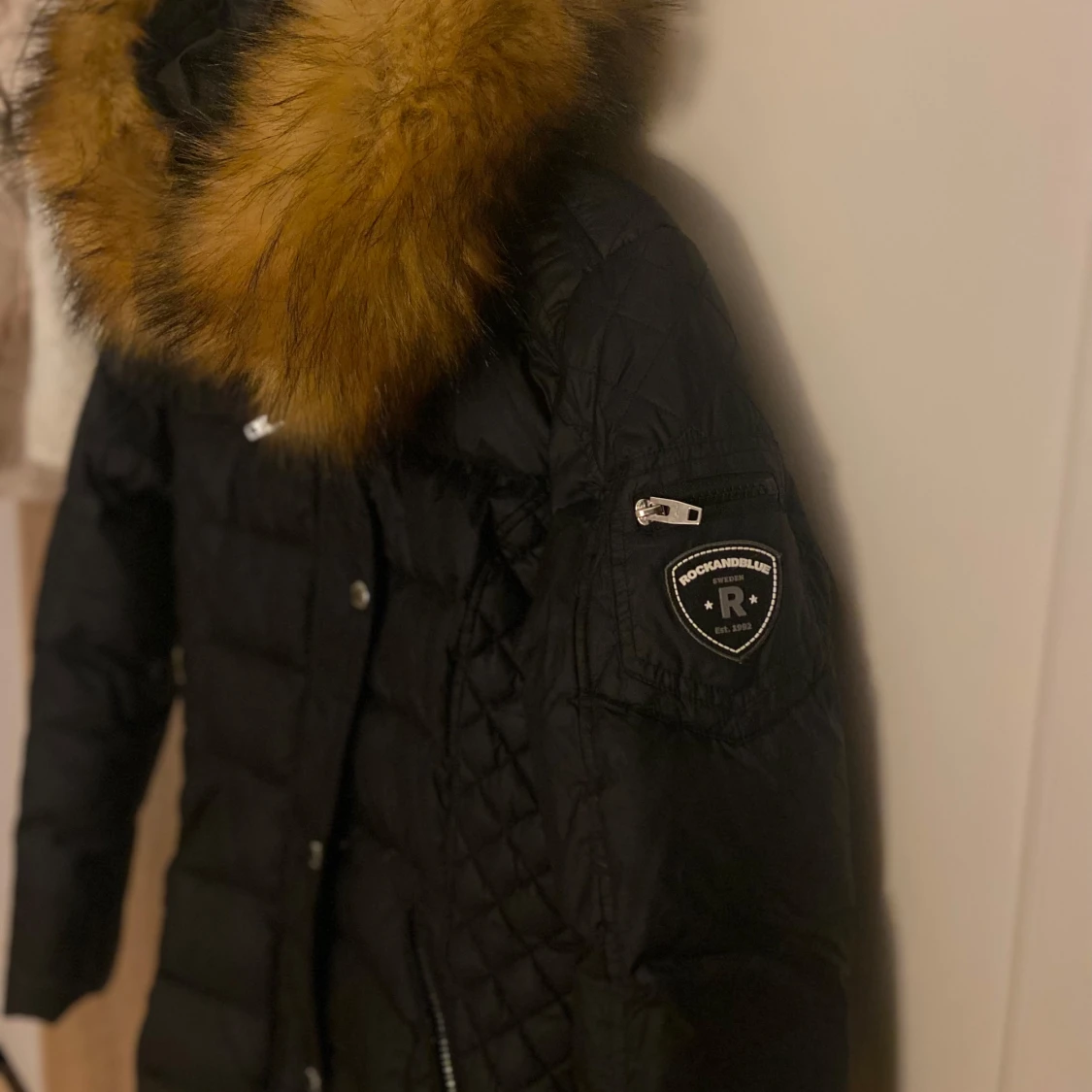 Svart dunjacka med päls från Rockandblue - 90