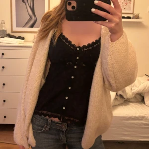 Beige stickad kofta - Mysig beige stickad kofta med långärmad design. Perfekt för kyligare dagar och enkel att matcha med olika outfits. Aldrig använd