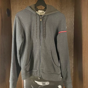 Moncler Zip Up Hoodie - Grå Moncler Zip Up Hoodie | Strl M | Cond 8/10 | Nypris runt 4000-5000 / Mittpris 1050 | Såklart äkta⚜️ | Inget og medföljer tyvärr! 