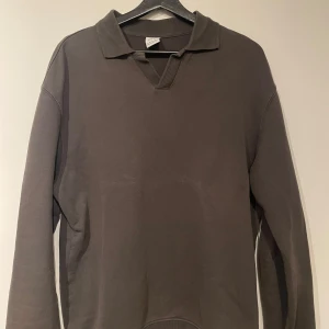 Tröja med krage - Säljer en stilren grå långärmad collegetröja med från Zara. Tröjan har en klassisk krage och är perfekt för vintern. 