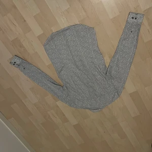 Mönstrad skjorta från Dressmann - Säljer en stilren och mönstrad skjorta från Dressmann i slim fit. Skjortan är vit med ett svart geometriskt mönster och har långa ärmar samt knappar framtill. Perfekt för en trendig look!