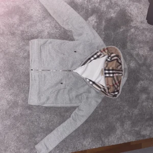 Burberry zip grå - Burberry zip äkta som är o bra skick. Pris kan diskuteras. Skriv om du vill ha mer bilder.