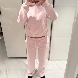 Rosa mjukis sett Gina tricot  - Rosa mjuks sett från gina tricot med lågmidjade mjukisbyxor. Hoodie och byxor i storlek xxs. Använd köp nu!