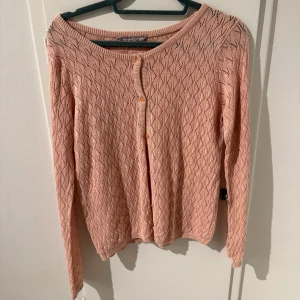 Rosa kofta från Street One - Säljer en söt rosa kofta från Street One med ett fint stickat mönster. Koftan har långa ärmar och knappar framtill. Perfekt för en mysig dag💗//Bara att höra av dig vid frågor:)