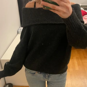Mörkgrå offshoulder tröja - Snygg mörkgrå/svart offshoulder tröja. Perfekt nu till vintern och våren💕