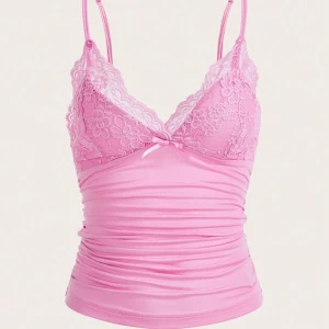 Rosa topp - Söt rosa topp från shein som tyvärr inte passar mig. Bra skick, original pris 99kr och säljar för 40kr +frakt☺️, storlek xs. Vill ni ha fler bilder eller frågor är det bara att skiva💕🤗