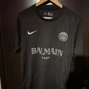 Balmain x Psg T-shirt  - Snygg balmain x psg T-shirt i bra skick använd en gång.