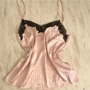 Victoria secret Rosa satinlinne med spetsdetaljer - Säljer detta superfina satin linne från Victoria secret då den tyvärr inte kommer till användning.