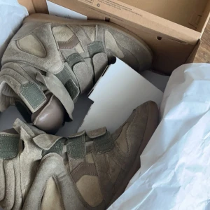 Gröna Isabel Marant sneakers  - Säljer nu mina super fina Isabel Marant skor, dom är använda fåtal gånger och är i väldigt fint skick. Storlek 39 passar 38,5. Köp gärna via KÖP NU funktionen och använd också gärna PostNord som leverantör. 🤗