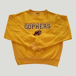 University sweatshirt  - Gul sweatshirt med texten ”Gophers: University of Minnesota” 💛Den har långa ärmar och ribbade muddar vid ärmslut och nederkant. Köpt på Beyond Retro.