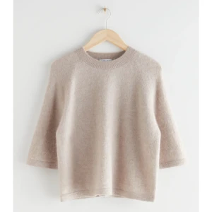 & other stories t shirt - Säljer jättefin stickad t shirt från & other stories 💞