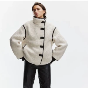 Teddy jacka - Vit superfin teddyjacka, superfint skick!! Postar inom 24h!!