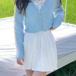 vit kjol med shorts  - söt vit kjol med shorts under! köpt i korea för ca 300kr