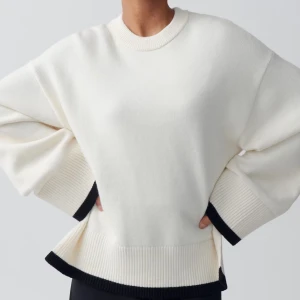 Vit stickad tröja med svarta detaljer - helt oanvänd! + prislapp finns kvar