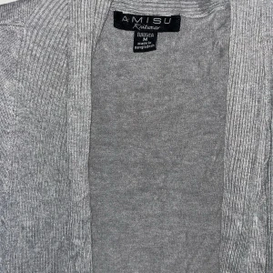 Grå kofta från Amisu - Säljer en grå kofta från Amisu. Den är långärmad och har en öppen design utan knappar. Perfekt för lager-på-lager under kyligare dagar.