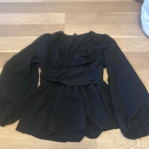 Långärmad blus från Shein - Storlek M/L, väldigt bra skick. Använd men inget slitage. 